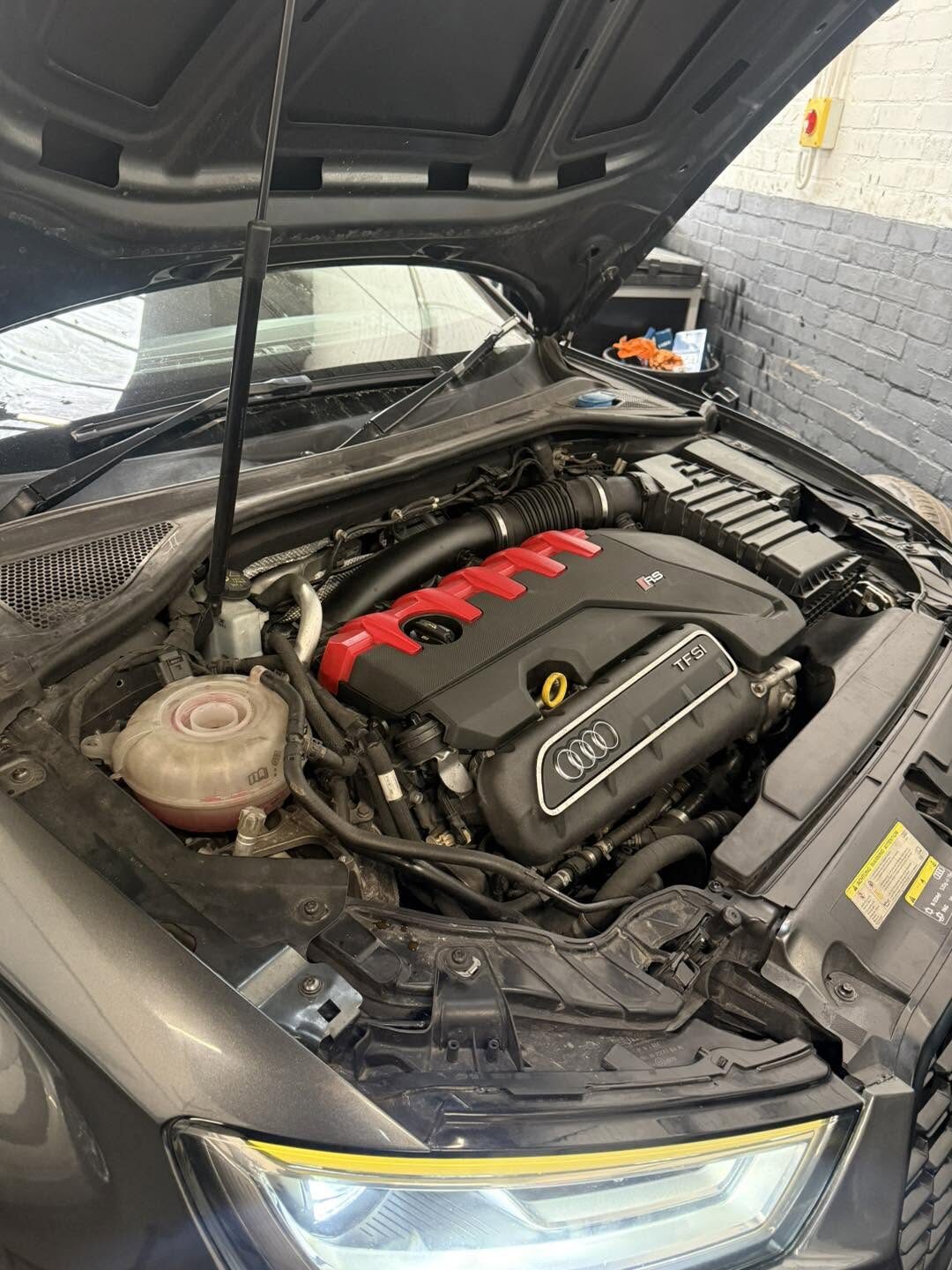 Audi RS3 2.5 TFSI engine bay